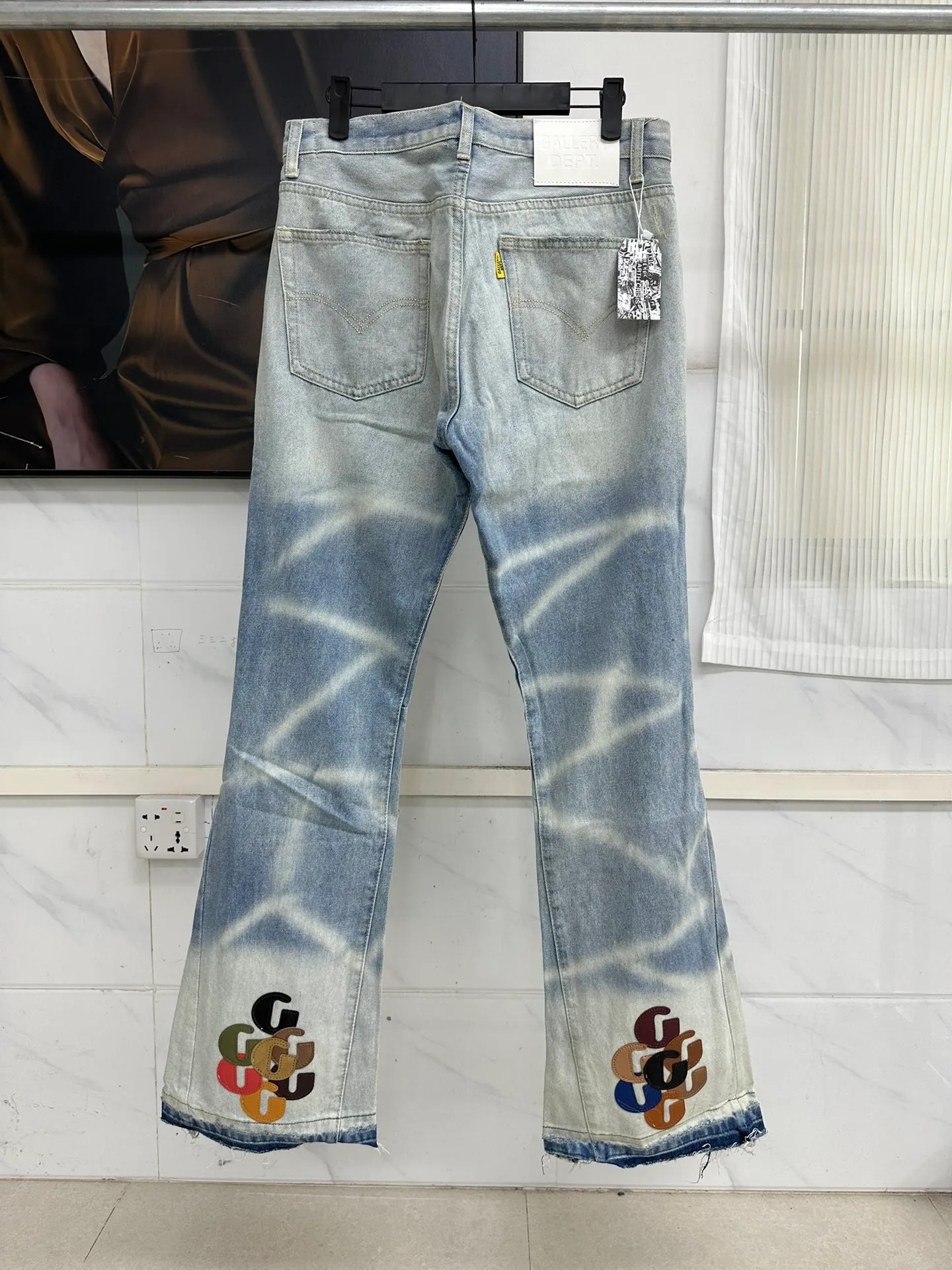 #8103 P240💰 GALLERY DEPT High Street Washed Embroidery Color Letters Water Ripple American Flare Pants Jeans -Original purchase and pattern making to truly restore the ultimate vintage texture -Original hardware accessories, washed and other elevators, QR code analysis are all purchased from the original factory, high degree of restoration, you are welcome to compare with a certain product ~ -Three-dimensional version Loose and comfortable, not picky about the figure, taller and slimmer, factory Seiko, original factory quality control, same style for men and women, can be matched with couples Versatile recommendation: must-have jeans for all seasons Color: blue Size: S-XXL (28-36)